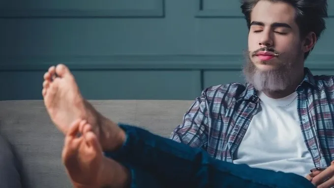 Man experiencing uncomfortable foot itching, emphasizing the soothing relief provided by AppaNail.